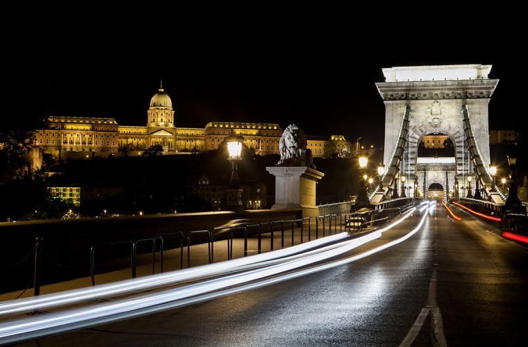 Gresham-Palace-overlooks-Chain-Bridge